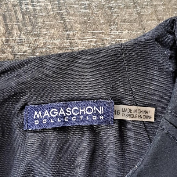 Magaschoni Collection black dress with pockets and zipper back. Size 16 - Picture 2 of 3